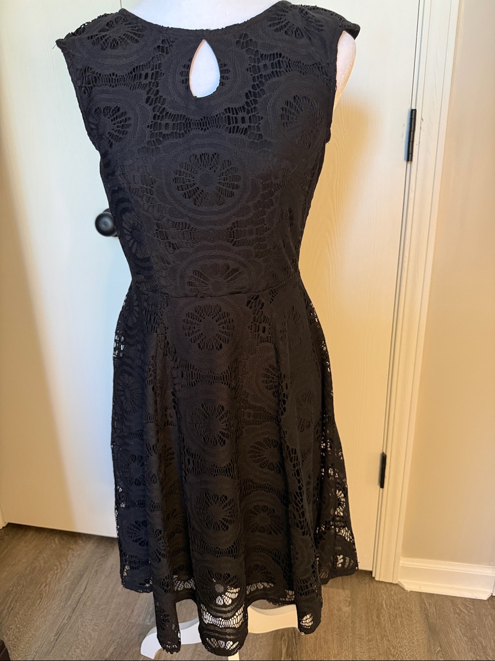 London Times SZ 4 black lace like knee length dress. Like new